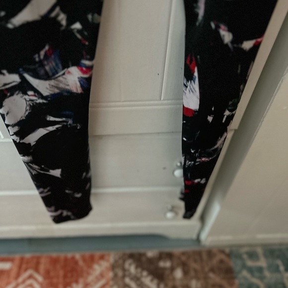 BEYOND YOGA Stylish Women’s Floral Print Leggings in EUC with Comfortable Fit - Picture 7 of 7